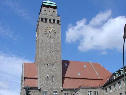 Außenansicht des Rathauses Neukölln