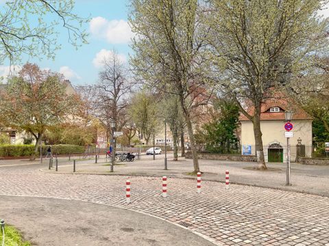 Quersperre mit Pollern auf dem Richardplatz zwischen Schudomastraße und Zwiestädter Straße