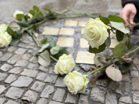 Stolpersteine in der Hobrechtstraße 57 - Stilles Gedenken anlässlich des 80. Jahrestages der Befreiiung des Konzentrationslagers Auschwitz