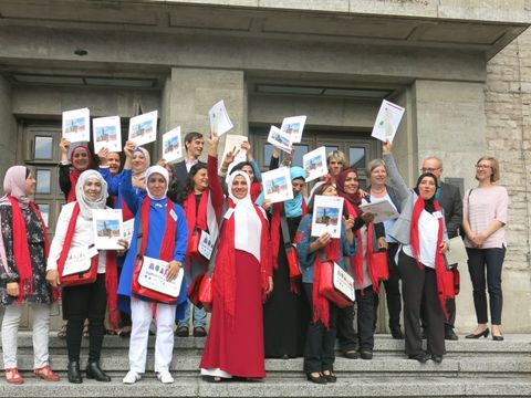 Gruppenbild der n17 neuen Stadtteilmütter
