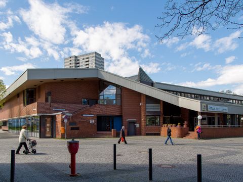 Bat-Yam-Platz 1 , Gemeinschaftshaus Gropiusstadt