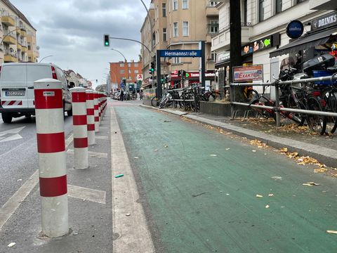 Geschützter Radstreifen auf der Hermannstraße
