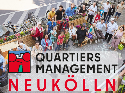 Imperia Kachel Quartiersmanagement Neukölln: Menschen auf dem Gehsteig von oben fotografiert mit Quartiersmanagement Logo und Neukölln Aufschrift