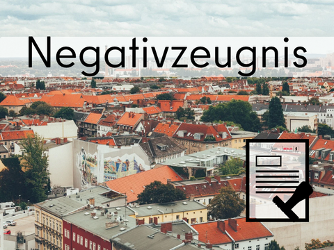 Negativzeugnis auf einem Bild einer typisch Nord-Neuköllner Günderzeit-Häuserfassade mit einem Antrags-Symbol in der linken Ecke