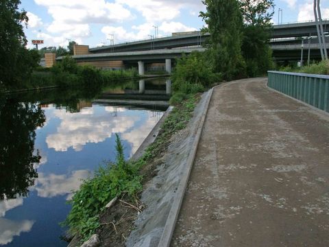 Geh- und Radweg am Neuköllner Schifffahrtskanal (Bild: Bezirksamt Neukölln von Berlin -Stadtentwicklungsamt-)