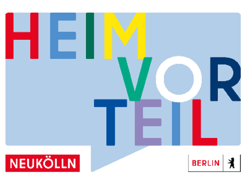 Keyvisual Heimvorteil in bunter Schrift auf einer blauen Sprechblase mit Neukölln-Schriftzug und Berlin-Logo