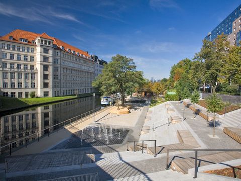 Treppenanlage an der Sonnenallee zwischen dem Estrel-Hotel und dem Neuköllner Schifffahrtskanal