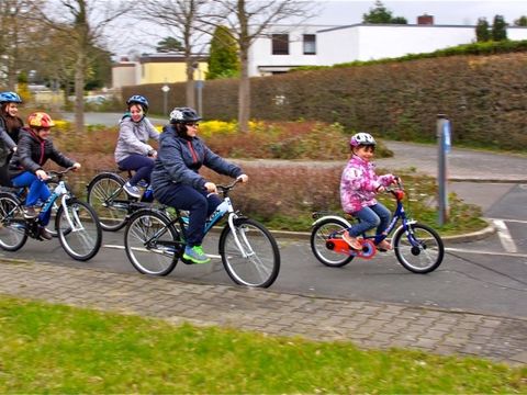 Schüler fahren im Verkehrsschulgarten der Jugendverkehrsschule