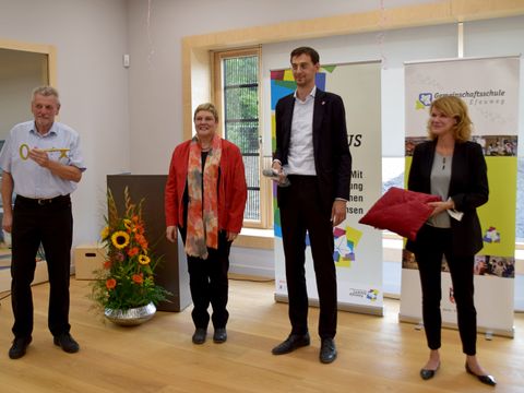 Gruppenbild bei der Schlüsselübergabe der Eröffnungsfeier des Ergänzungsbaus des Campus Efeuweg mit dem Schulleiter Herrn Fischer der den Einweihungsschlüssel hält, der Bildungsstadträtin von Neukölln Frau Korte, dem Bezirksbürgermeister von Neukölln Herrn Hikel und der Staatssekretärin für Bildung Frau Stoffers