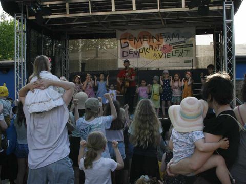 Das Neuköllner Maifest "Gemeinsam für Demokratie und Vielfalt" mit tollem Bühnenprogramm