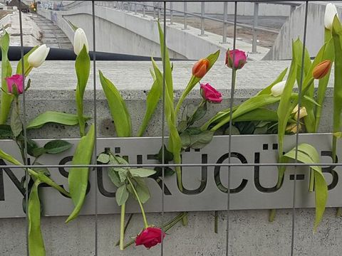 Gedenken 2022 an Hatun Sürücü auf der gleichnamigen Brücke in Neukölln