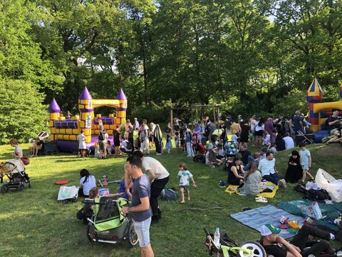 Maifest 2024 - Blick auf Hüpfburgen und auf Familienpicknicks