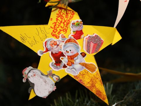 Kinder aus Pflege- und Betreuungseinrichtungen haben ihre Weihnachtswünswche in Sternform gebastelt und hängen diese jetzt an denNeuköllner Wunschbaum im Rathaus.