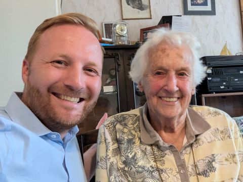 Bezirksstadtrat Rehfeldt gratuliert Frau Künecke im Juli 2024 zum 95. Geburtstag (Bild: Bezirksamt Neukölln von Berlin)