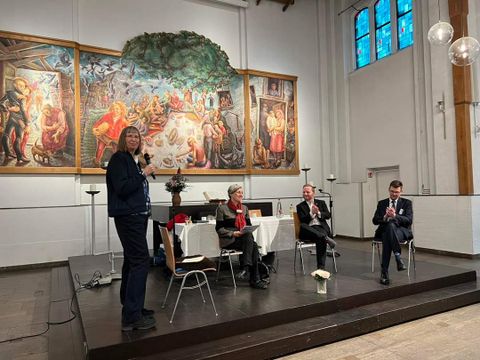 Paneldiskussion auf der Kreissynode des Evangelischen Kirchenkreises Neukölln am 2. März 2024 (Bild: Evangelischer Kirchenkreis Neukölln)