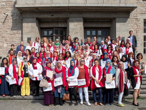 Stadtteilmütter vor dem Rathaus Neukölln