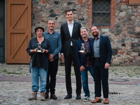 Bezirksbürgermeister Martin Hikel mit den Preisträgern