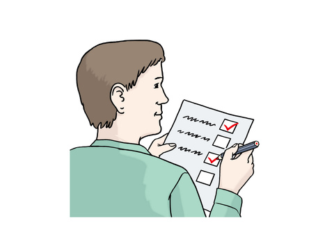 Person kreuzt eine Checkliste an