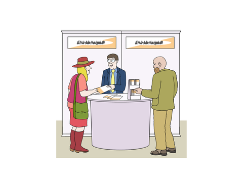Drei Personen stehen an einem Stand und unterhalten sich