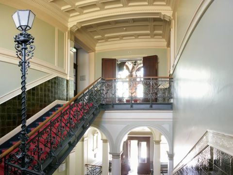 Treppenhaus mit Blick auf den historischen Trauraum (Bild: Müller-Esdohr)