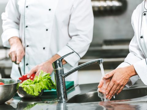 Hygiene in der Küche - Händewaschen vor Verarbeitung von Lebensmitteln