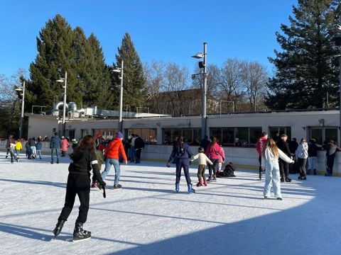 Eisläufer im Eisstadion Neukölln