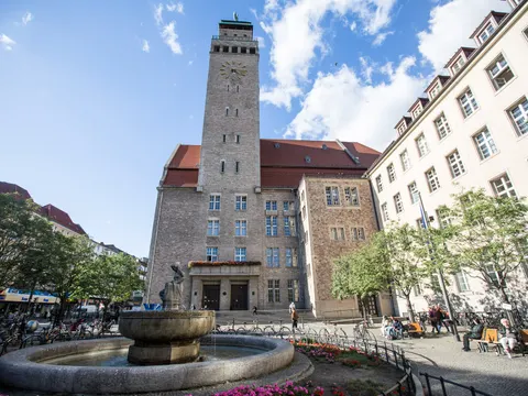 Rathausturm mit Vorplatz