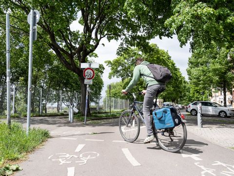 Fahrradstraße Oderstraße Radfahrer biegt auf Oderstraße ab