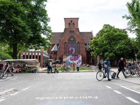 Der stadtbildprägende Herrfurthplatz mit der Genezarethkirche im Quartier Schillerpromenade
