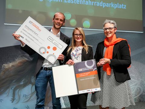 3. Platz in der Kategorie Infrastruktur v.l. Christian Göttsche, Denise Schröter vom Bezirksamt Neukölln Berlin und Laudatorin Christine Fuchs, AGFS