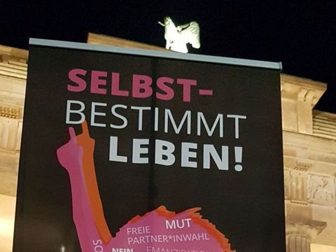 Fahne "Selbstbestimmt leben" vor dem Brandenburger Tor