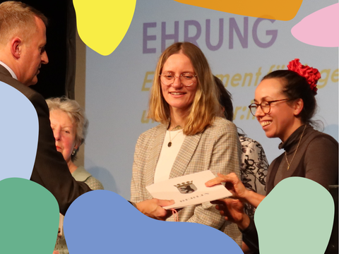 Engagement Gala 2026 Webbilder: Ehrung Urkundenübergabe von einem Mann an zwei Frauen