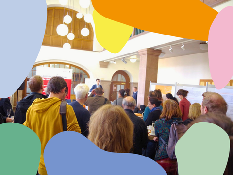 Engagement Gala 2026 Webbild: Rede im Foyer: Mann spricht vor Menge im Rathausfoyer