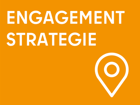 Orangene Kachel zur Weiterleitung auf die Unterseite "Neuköllner Engagementstrategie"
