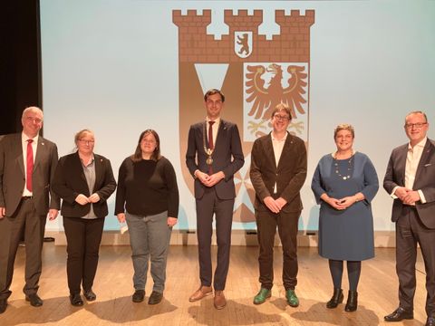 Das neue Bezirksamt mit dem ebenfalls neugewählten Vorsteher der Bezirksverordnetenversammlung Neukölln