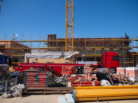 B_HM_Header_LKW und Kran vor Baugerüst