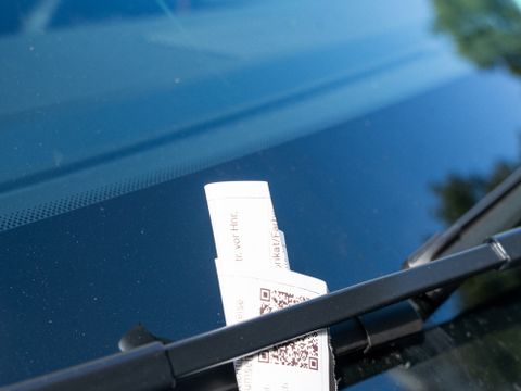 Verwarnung wegen fehlenden Parkscheins hinter dem Scheibenwischer