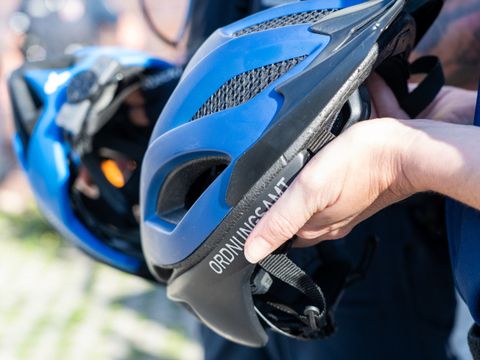 Fahrradstaffel - Zwei blaue Helme