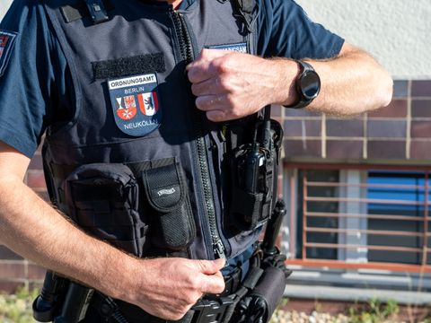 AOD - Equipment - Schutzweste mit Funkgerät und Zubehör