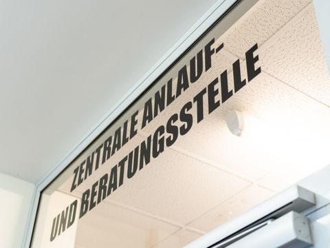 Eingangsbereich Zentrale Anlaiuf- und Beratungsstelle - seitlich