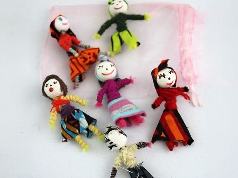 Dekolonialer Bastelworkshop: »Wie ich mich sehe«, Pappfiguren