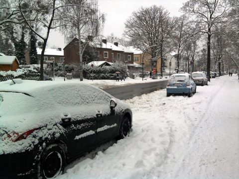 Das Bild zeigt eine Schneebedeckte Straße