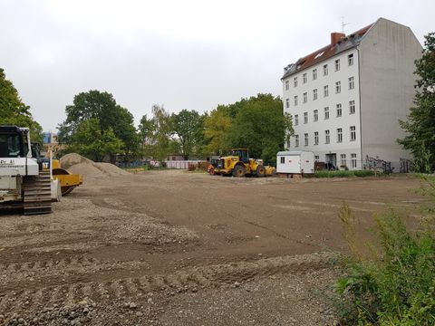 Baufeld mit Baggern