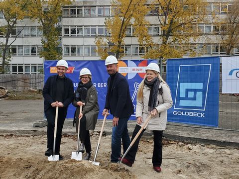 BSO-Akteure beim ersten Spatenstich für neue Sporthalle an der Gustave-Eiffel-Schule