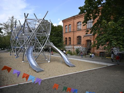 Spielplatz mit Klettergerüst und Rutsche an der Grundschule am Planetarium