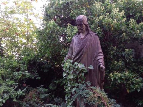 Friedhof lV Jesusstatue