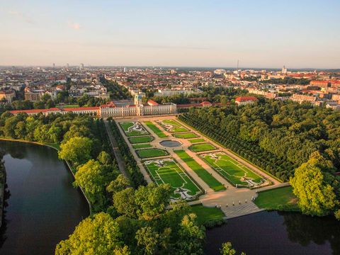 Berlin, Schlossgarten Charlottenburg, Park und Schloss aus der Luft gesehen.