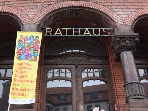 Rathaus mit Gleichheitsfahne