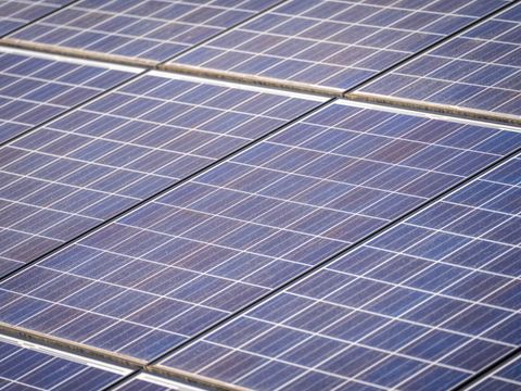 inspektion-einer-solaranlage-auf-schuldach