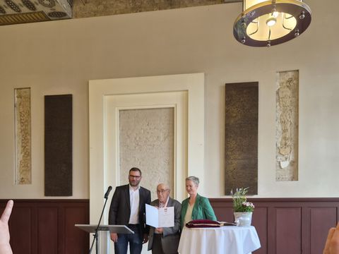 Preisträger Dr. Hermann Simon erhält die Urkunde